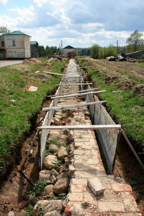 Кылтовский Крестовоздвиженский монастырь, Кылтово (Княжпогостский район, Республика Коми). общий вид в ландшафте, Фундамент старой монастырской стены