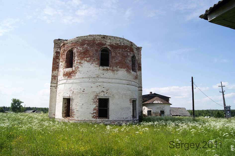 Церковь Николая Чудотворца (новая), Весляна (Княжпогостский район, Республика Коми). общий вид в ландшафте