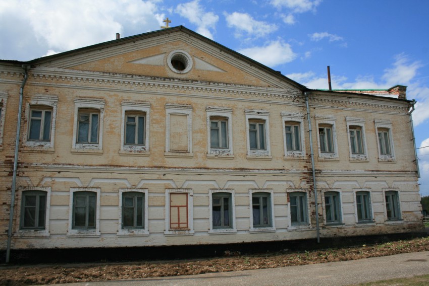Кылтовский Крестовоздвиженский монастырь. Церковь Афанасия Афонского, Кылтово (Княжпогостский район, Республика Коми). общий вид в ландшафте