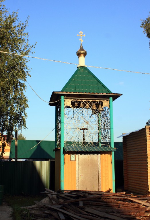 Церковь Николая Чудотворца, Ухта (Ухта, город, Республика Коми). дополнительная информация, Звонница, расположена рядом с церковью