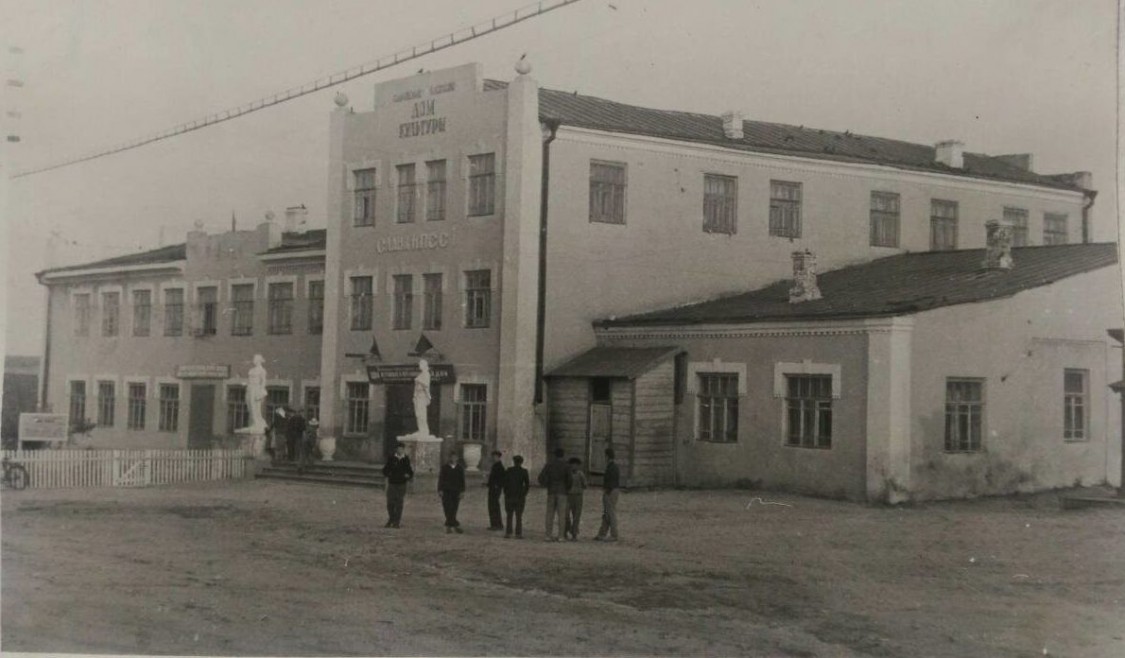 Церковь Воскресения Христова, Павловка (Павловский район, Ульяновская область). архивная фотография, Здание Павловского РДК середины прошлого века - реконструированный храм Воскресения Христова.