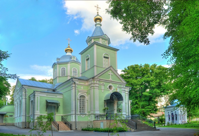 Церковь Серафима Саровского в Пуща-Водице, Пуща-Водица (Оболонский район, Украина, г. Киев). общий вид в ландшафте