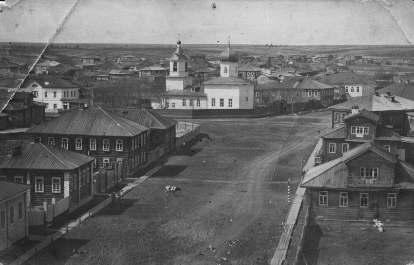 Сыктывкар. Церковь Рождества Христова. архивная фотография, Подворье монастыря. Сохранившееся здание - справа от уничтоженного храма.