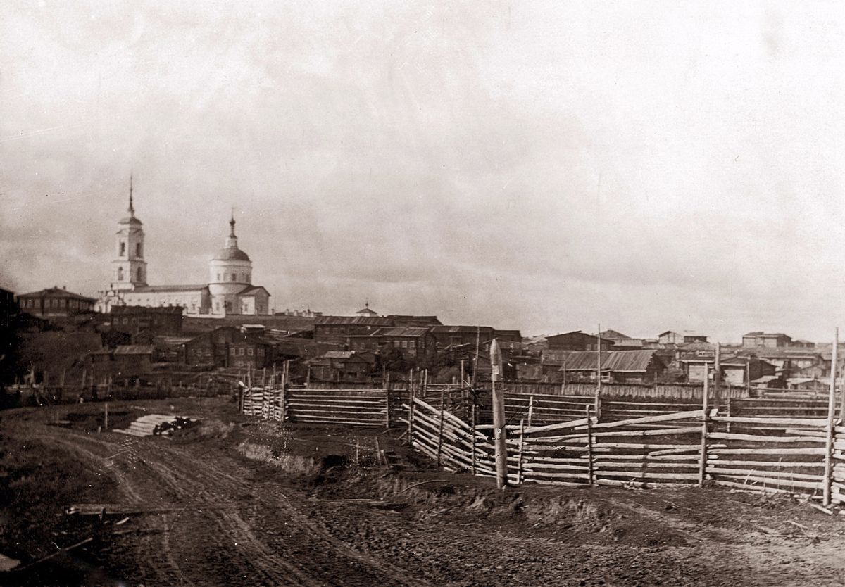 Церковь Успения Пресвятой Богородицы, Помоздино (Усть-Куломский район, Республика Коми). архивная фотография, Фотография села и Успенского храма, выполненная в нач. ХХ века.