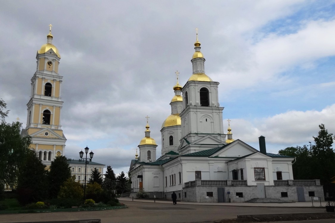 Дивеево. Серафимо-Дивеевский Троицкий монастырь. Церковь Рождества Пресвятой Богородицы. фасады, левая дверь в цоколе - вход в храм