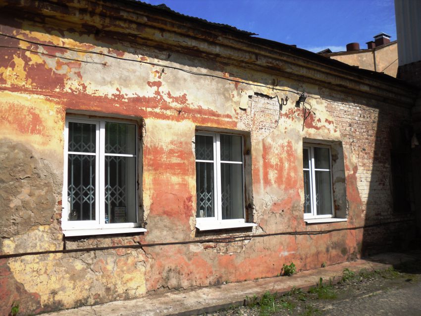 Пермь. Домовая церковь Николая Чудотворца в бывшем исправительном арестантском отделении. архитектурные детали, окна помещения церкви со двора