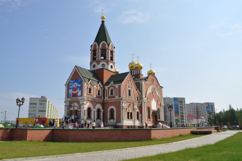 Мегион. Церковь Покрова Пресвятой Богородицы. общий вид в ландшафте