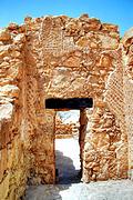 Неизвестная (Большая) церковь (Кафоликон лавры), Северная стена в интерьере притвора. Над дверным проемом оригинальная деревянная балка притолоки конца VI века.<br>, Иудейская пустыня, урочище Масада, Израиль, Прочие страны