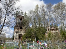 Петропавловский погост. Церковь Троицы Живоначальной