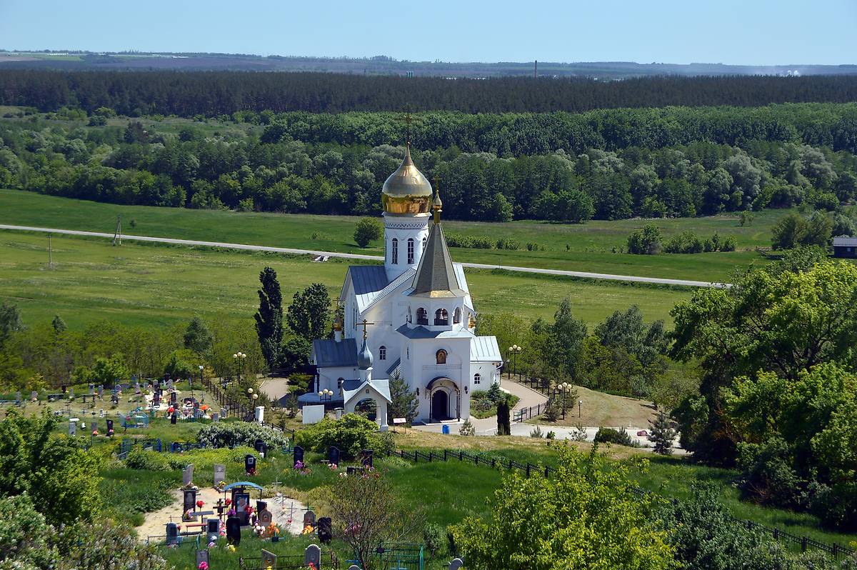 общий вид в ландшафте. Троицкий Холковский монастырь. Церковь Донской иконы Божией Матери, Холки (Чернянский район, Белгородская область)