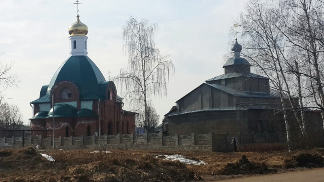 Яр. Церковь Николая Чудотворца. фасады, Слева - церковь Матроны Московской, справа - Николая Чудотворца.