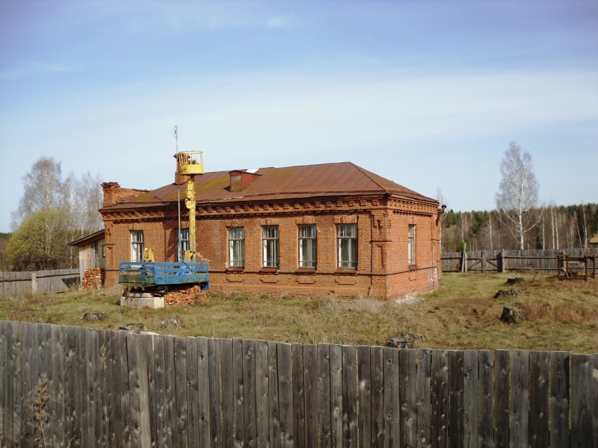 Сосновый Бор (Гиблая). Церковь Воздвижения Креста Господня. фасады, сохранившееся здание церковно-приходской школы,здание церкви не сохранилось(по словам жителей села)