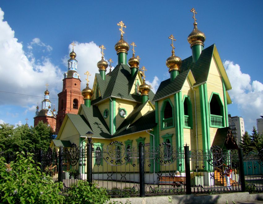 Церковь Всех Святых при соборе Вознесения Господня, Ульяновск (Ульяновск, город, Ульяновская область). фасады, Два храма, возведённые по замыслу протоиерея о. Алексия Скалы: Всехсвятская церковь и Спасо-Вознесенский собор (строится на заднем плане).