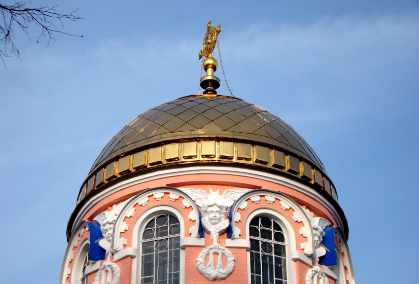 Ульяновск. Церковь Воскресения Христова на Старом кладбище. архитектурные детали, Купол стал золотистым в ходе реставрации в сентябре 2012 г.