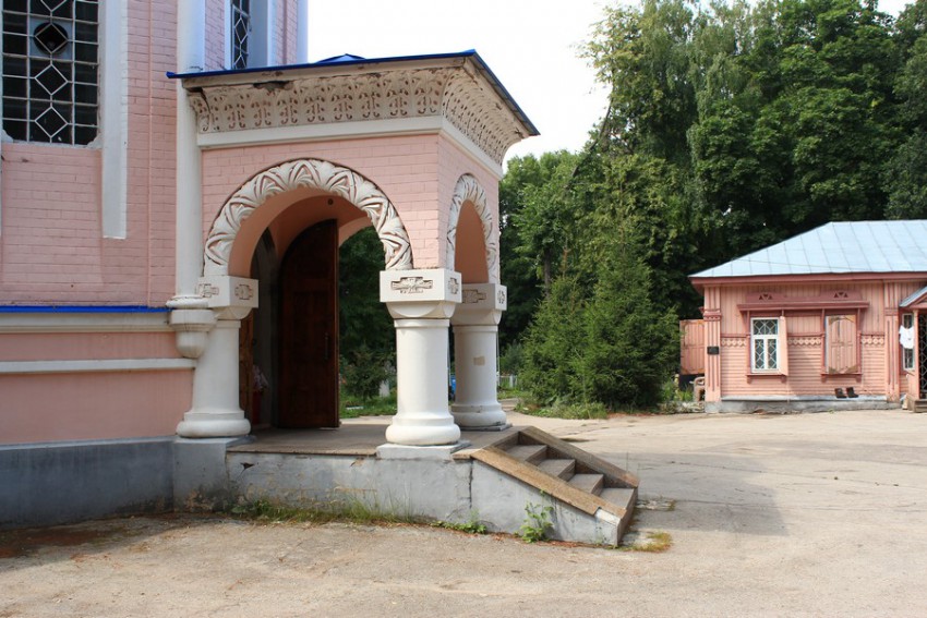 Церковь Воскресения Христова на Старом кладбище, Ульяновск (Ульяновск, город, Ульяновская область). архитектурные детали, Паперть, западное крыльцо