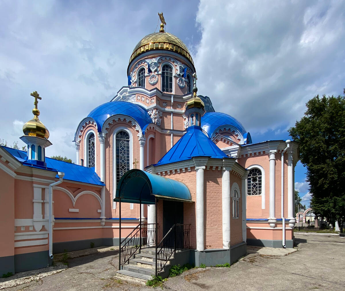 Церковь Воскресения Христова на Старом кладбище, Ульяновск (Ульяновск, город, Ульяновская область). фасады, Вид с юго-востока, слева фрагмент бывшей часовни