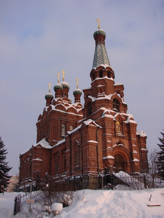 Тампере. Церковь Александра Невского. общий вид в ландшафте