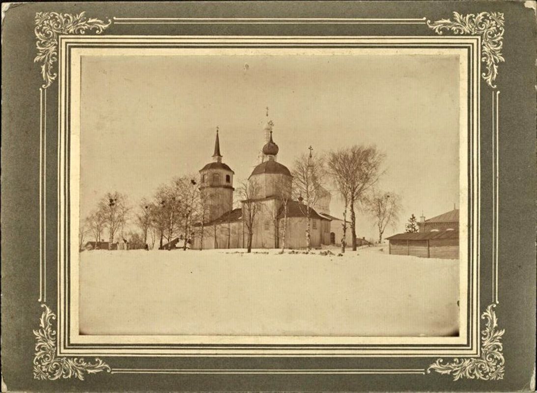 Церковь Рождества Христова (старая), Балашково (Зубцовский район, Тверская область). архивная фотография, Начало ХХ в. На втором плане виднеется каменная Рождественская церковь. Госкаталог № 42452807. Тверской краеведческий музей