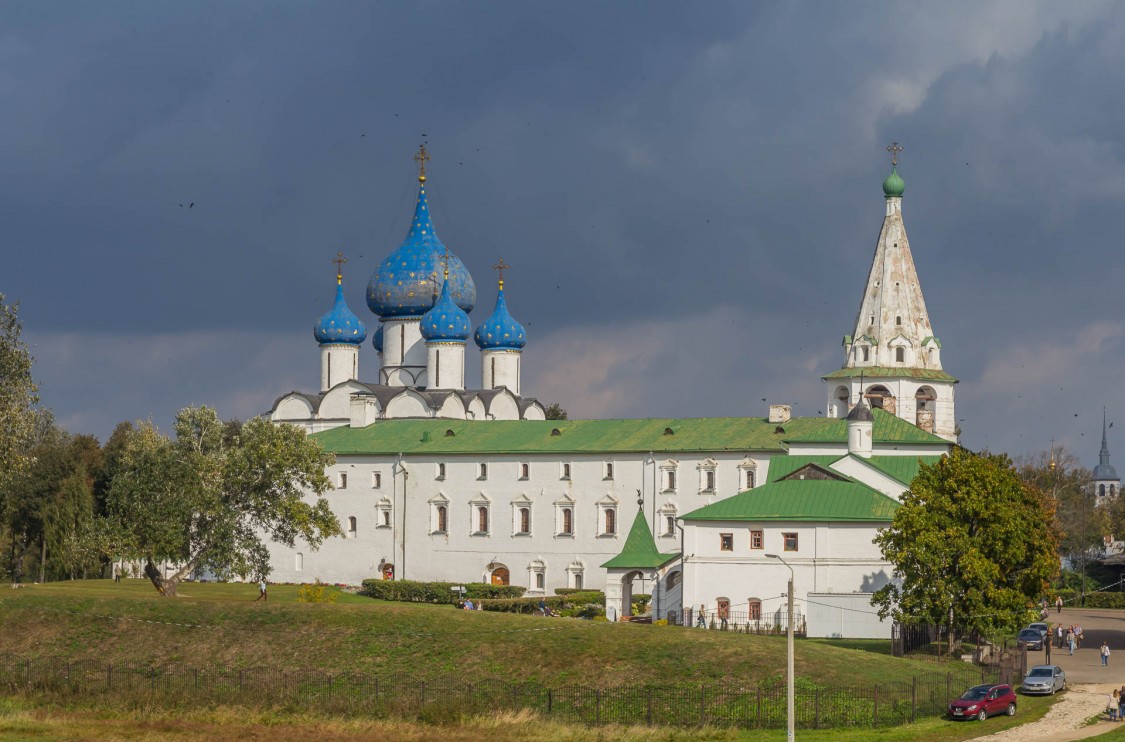 Суздаль. Кремль. фасады, Вид с запада, от музея деревянного зодчества