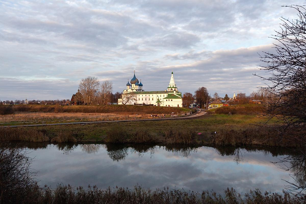 общий вид в ландшафте. Кремль, Суздаль (Суздальский район, Владимирская область)