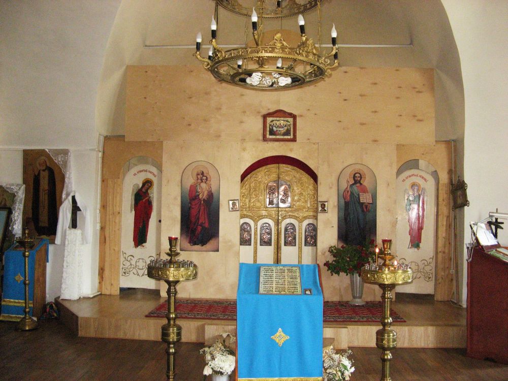 Церковь Владимирской иконы Божией Матери, Большая Соснова (Большесосновский район, Пермский край). интерьер и убранство, Временный иконостас реставрируемой церкви