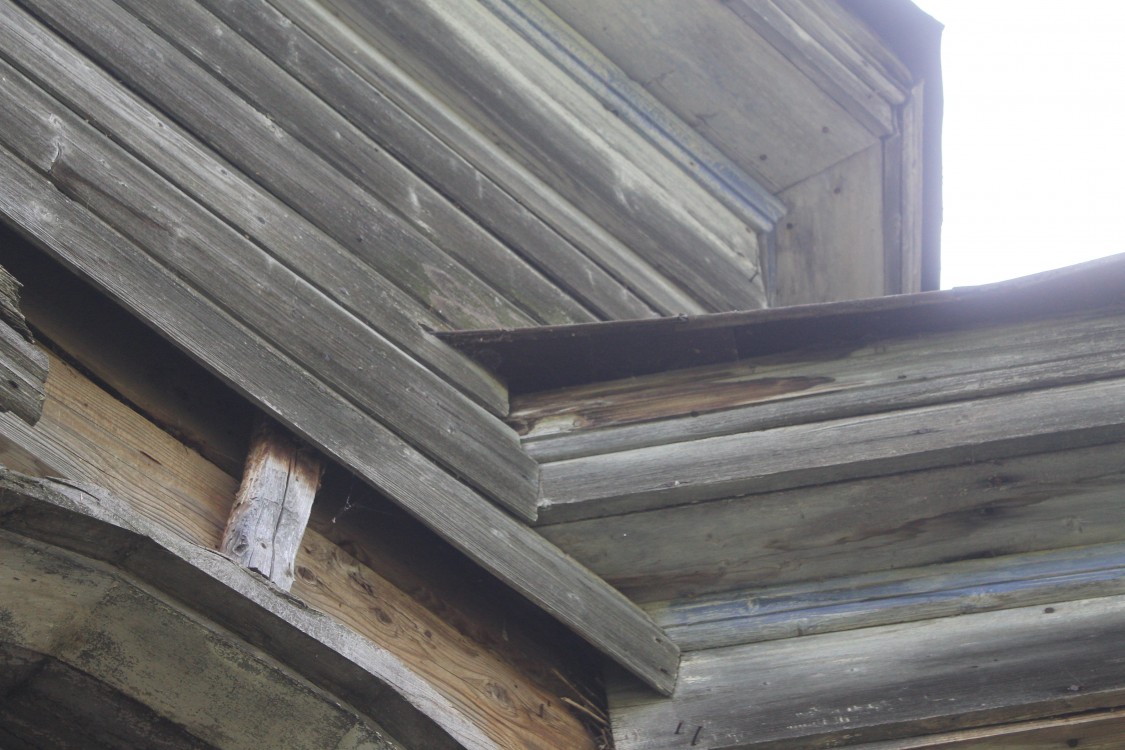 Чернухи. Церковь Иоанна Предтечи. архитектурные детали, остатки голубой краски на внешних стенах храма