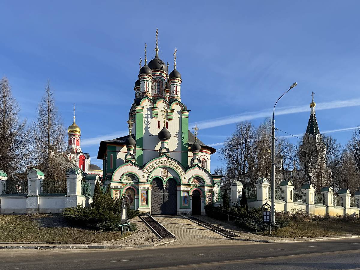 Вид с юго-запада, общий вид в ландшафте. Церковь Иосифа Волоцкого, Павловская Слобода (Истринский городской округ и ЗАТО Восход, Московская область)