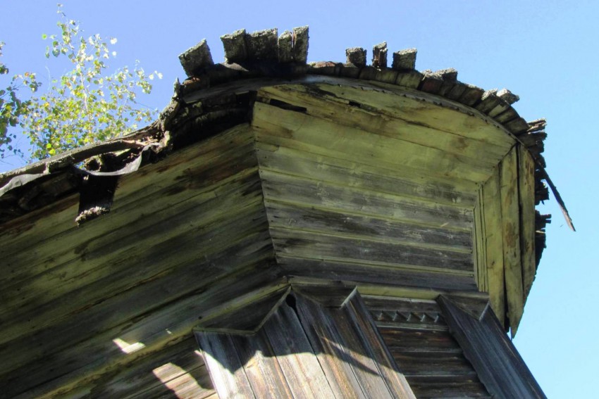 Церковь Илии Пророка, Фоминская (Васютинский погост, Дьяконцы) (Верхнетоемский район, Архангельская область). архитектурные детали, алтарная сторона фасада, состояние повала и кровли