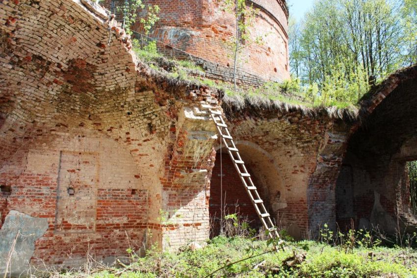 Церковь Казанской иконы Божией Матери, Маковцы (Дзержинский район, Калужская область). интерьер и убранство, Средняя часть в интерьере
