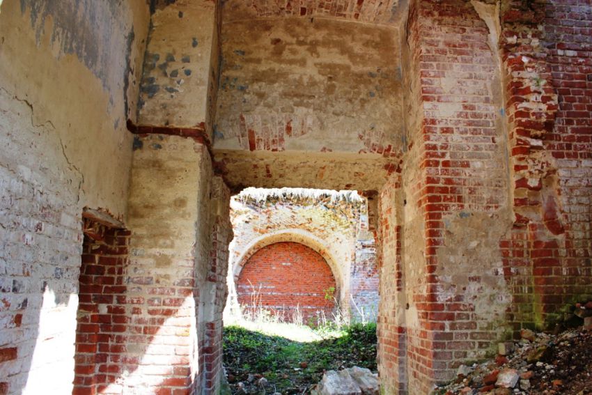 Церковь Казанской иконы Божией Матери, Маковцы (Дзержинский район, Калужская область). интерьер и убранство, Средняя часть храма, вид из притвора