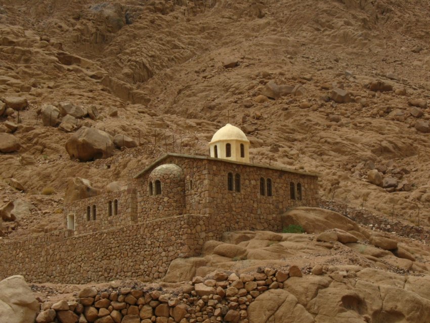 Синайский полуостров. Церковь Иоанна Предтечи при пещере Иоанна Лествичника. общий вид в ландшафте