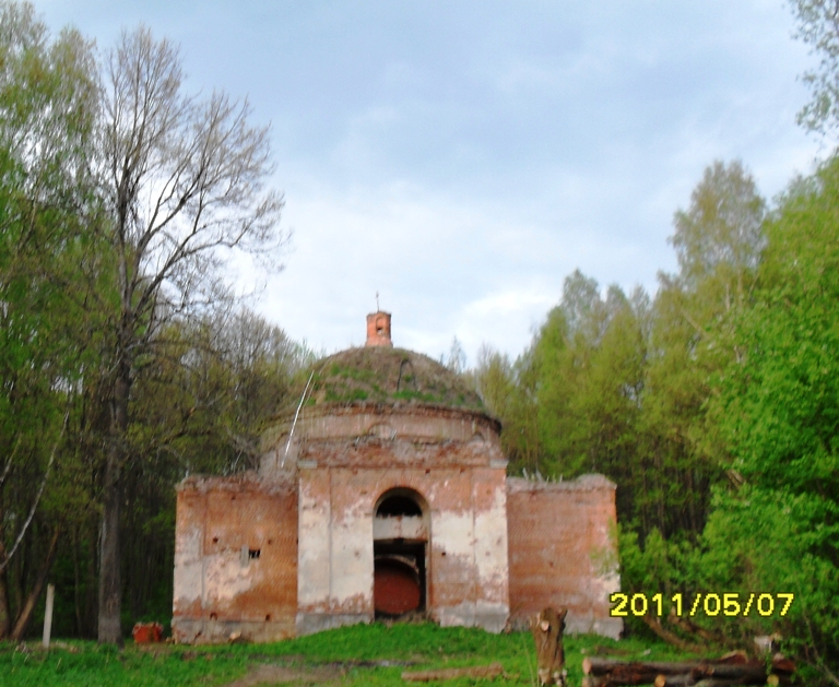 Маковцы. Церковь Казанской иконы Божией Матери. общий вид в ландшафте, Калужская обл.Дзержинский р-он,село Маковцы.Церковь Казанской иконы Божией Матери.Год постройки 1869.Два придела:во имя кн.страстотерпцев Бориса и Глеба и великомученицы Параскевы Пятницы.