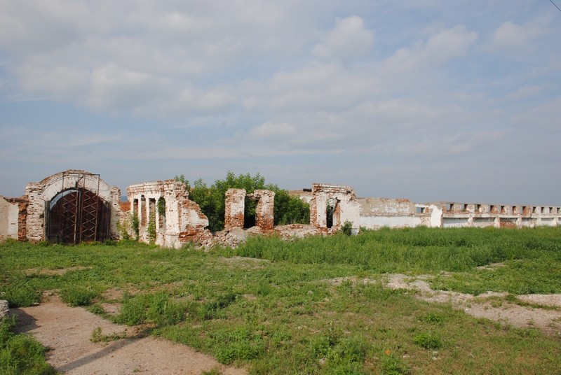 Троицкий Селенгинский мужской монастырь, Троицкое (Прибайкальский район, Республика Бурятия). фасады, Руины северных ворот и служебного помещения.
