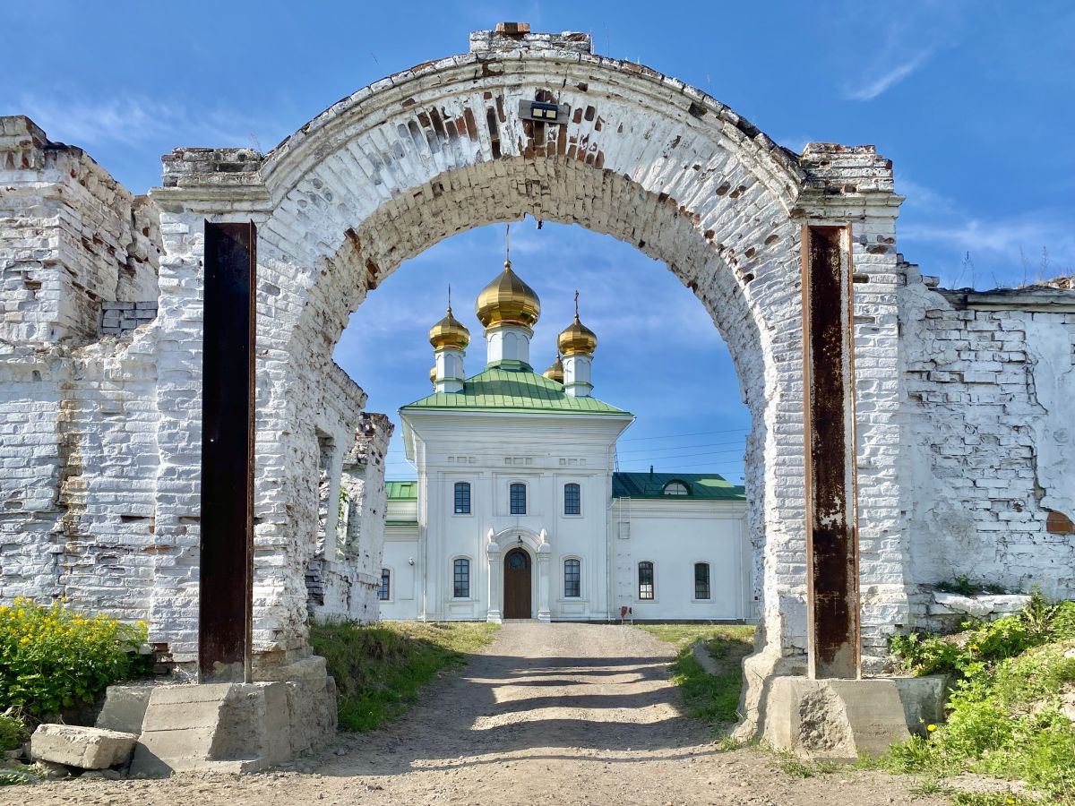 Троицкое. Троицкий Селенгинский мужской монастырь. дополнительная информация, Северные врата с видом на Никольскую церковь