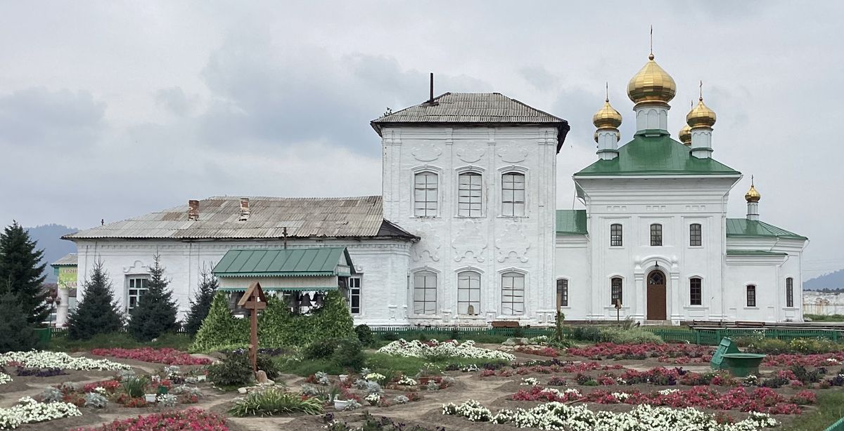 Вид с юга. Слева Троицкий собор, справа — Никольский храм,  на переднем плане монастырский огород, фасады. Троицкий Селенгинский мужской монастырь, Троицкое (Прибайкальский район, Республика Бурятия)