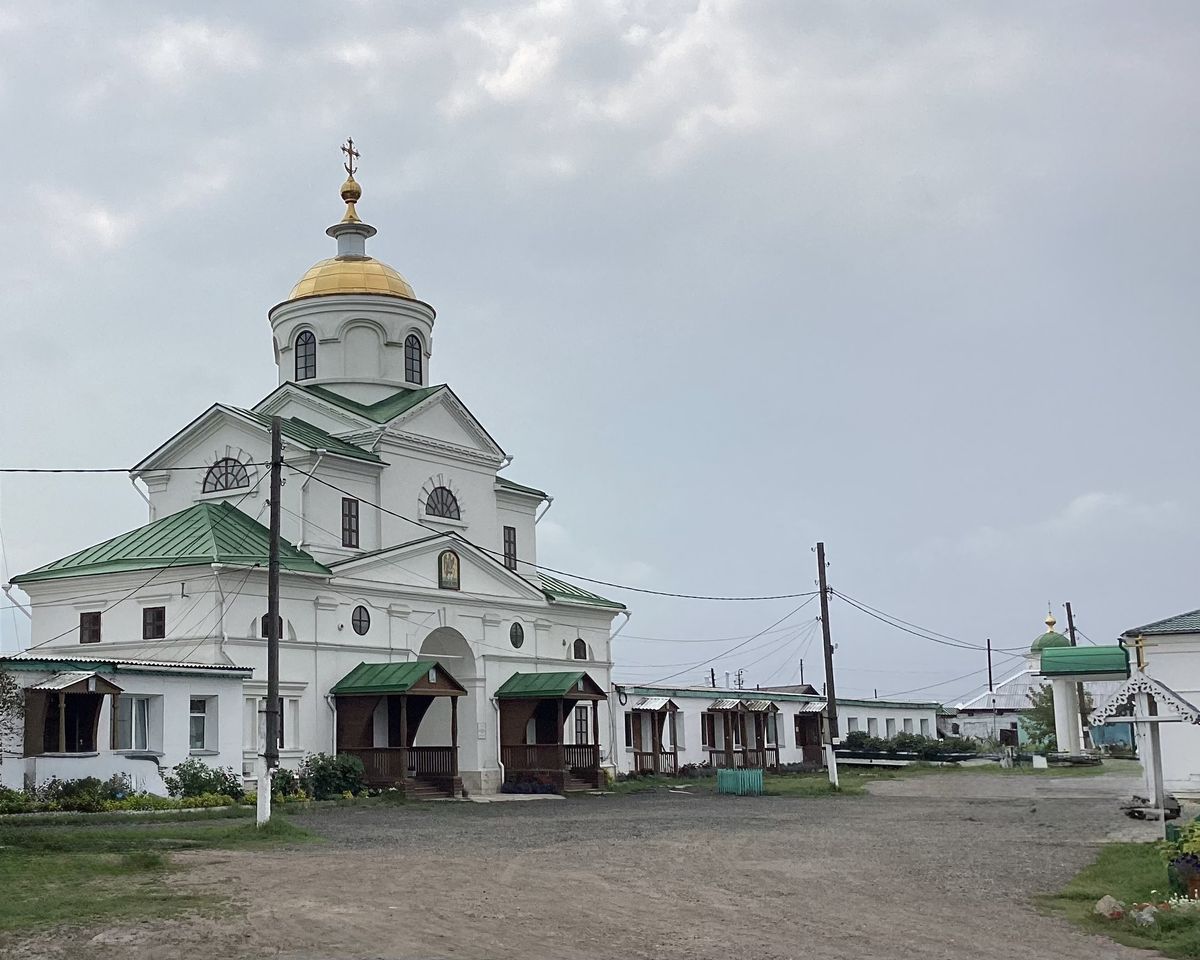Вид с северо-востока. Слева храм Архангела Михаила, на заднем плане — юго-западная башня ограды монастыря, фасады. Троицкий Селенгинский мужской монастырь, Троицкое (Прибайкальский район, Республика Бурятия)