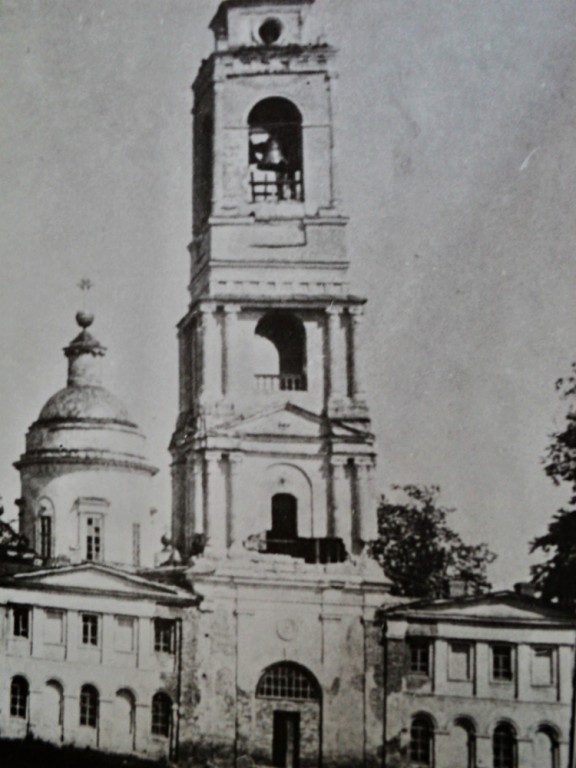 Собор Троицы Живоначальной, Глушково (Глушковский район, Курская область). архивная фотография, Фото 1933 г. Пятиярусная колокольня перед Троицкой церковью. Сайт Одноклассники