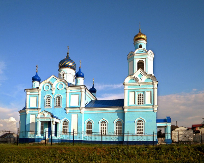 Церковь Покрова Пресвятой Богородицы, Илек (Беловский район, Курская область). общий вид в ландшафте