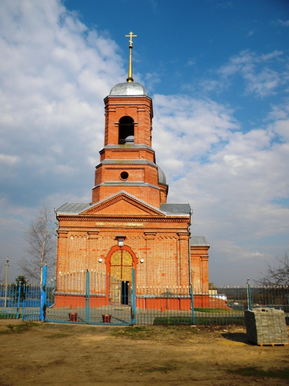 Церковь Покрова Пресвятой Богородицы, Вишнево (Беловский район, Курская область). общий вид в ландшафте, Каменный храм построен в 1896-1900 годах