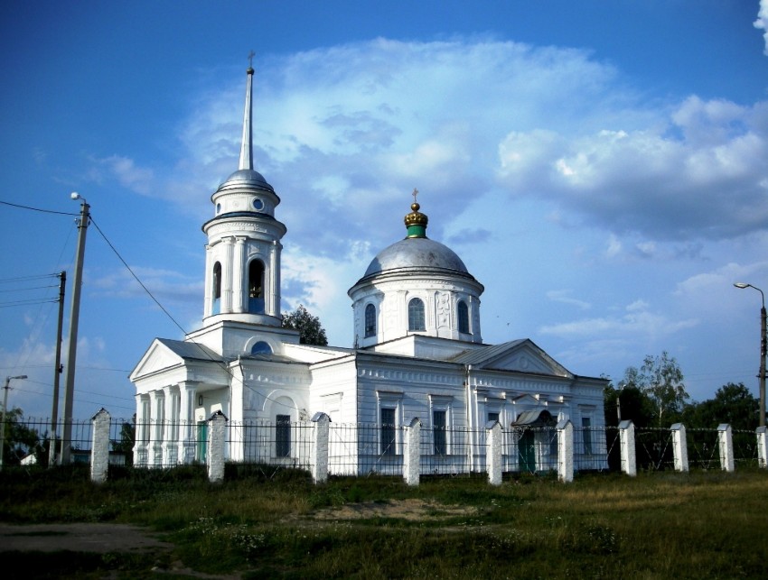 Белая. Церковь Троицы Живоначальной. общий вид в ландшафте