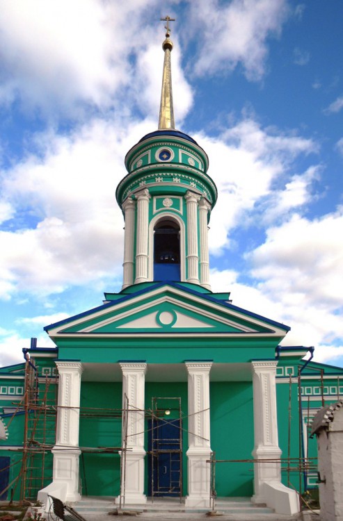 Церковь Троицы Живоначальной, Белая (Беловский район, Курская область). фасады, Каменная церковь Святой Троицы на кладбище слободы Белая была построена в 1839 году. Являются памятниками архитектуры первой половины 19 века.