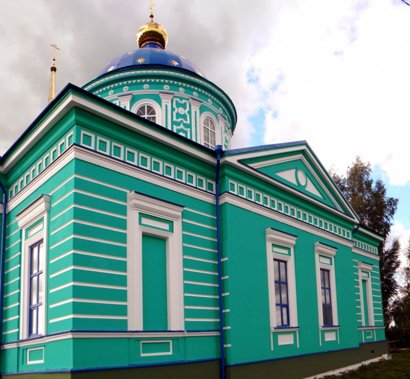 Церковь Троицы Живоначальной, Белая (Беловский район, Курская область). фасады, Каменная церковь Святой Троицы на кладбище слободы Белая была построена в 1839 году. Являются памятниками архитектуры первой половины 19 века.