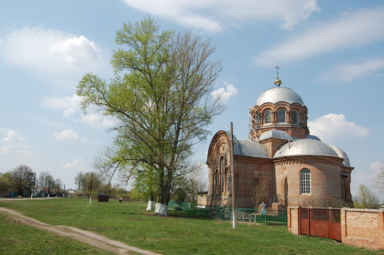 Попово-Лежачи. Церковь Феодосия Черниговского. общий вид в ландшафте