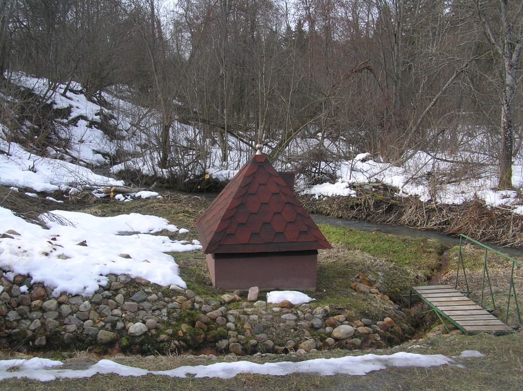 Часовня Серафима Саровского, Матрёнино (Волоколамский городской округ, Московская область). дополнительная информация, Колодец у часовни.