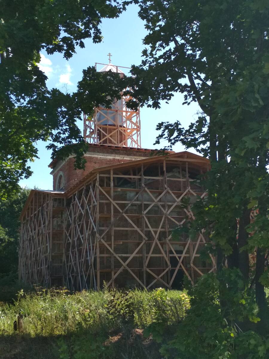 Церковь Спаса Нерукотворного Образа, Аксиньино (Венёвский район, Тульская область). общий вид в ландшафте, Здание храма законсервировано