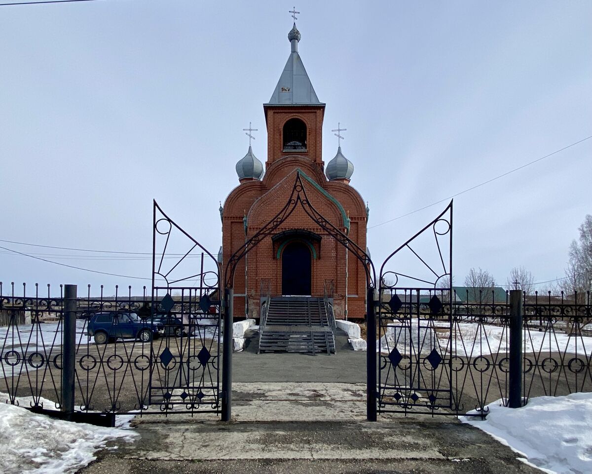 Церковь Космы и Дамиана, Верх-Чебула (Чебулинский район, Кемеровская область). фасады, Вид от ворот