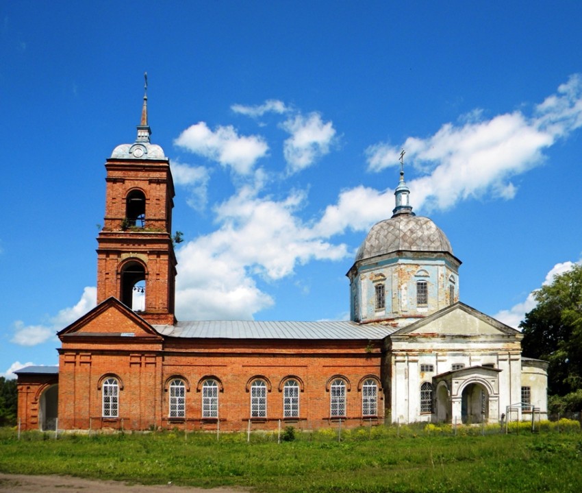 Орехово. Церковь Троицы Живоначальной. общий вид в ландшафте