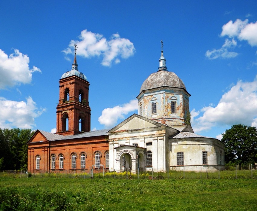Орехово. Церковь Троицы Живоначальной. общий вид в ландшафте
