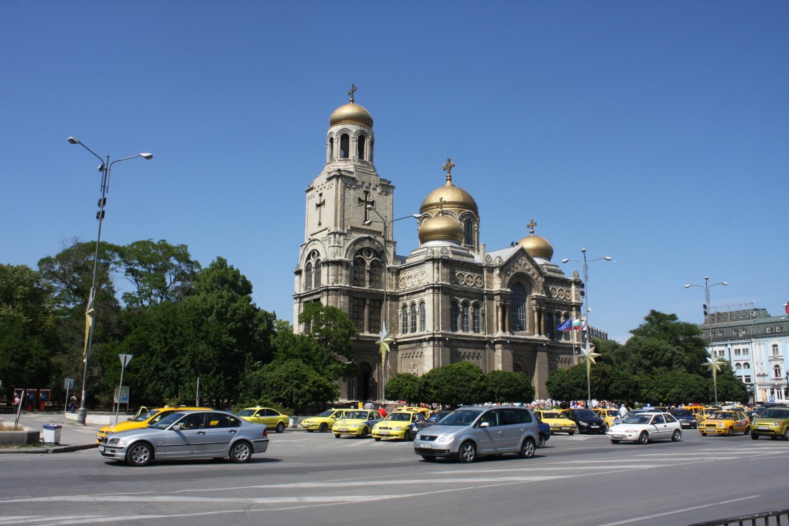 Кафедральный собор Успения Пресвятой Богородицы, Варна (Варненская область, Болгария). общий вид в ландшафте