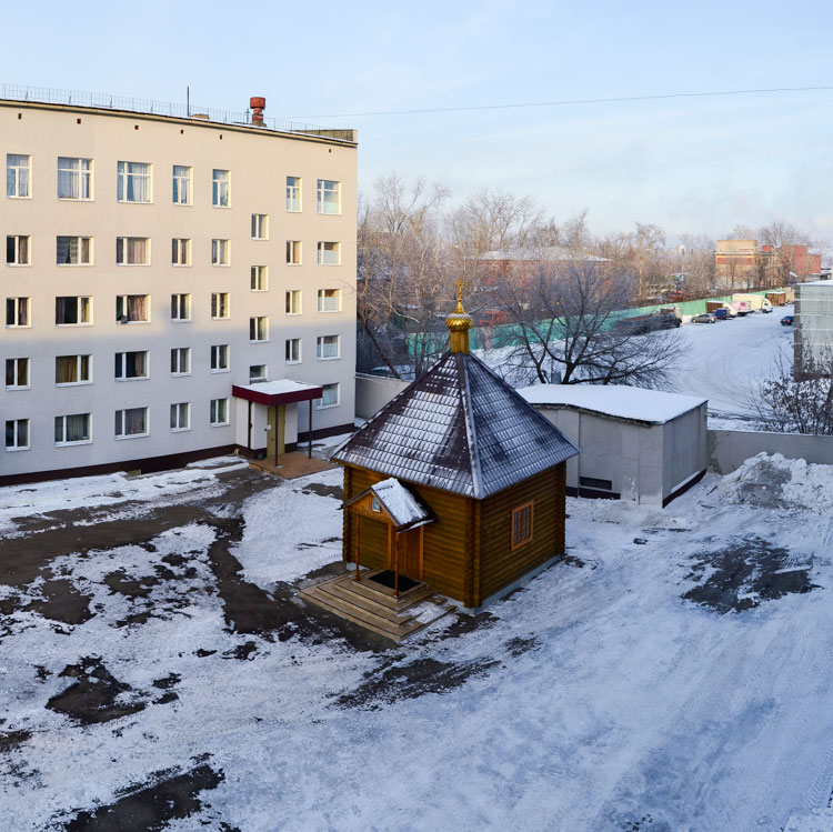 Марьино. Часовня Тихона, Патриарха Всероссийского. общий вид в ландшафте, Вид часовни из учебного корпуса ПСТГУ